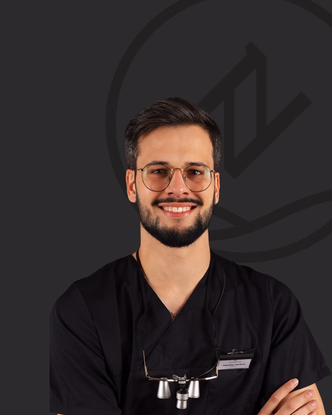 Portraitfoto von Sebastian Rachow, Angestellter Zahnarzt, Tätigkeitsschwerpunkt Ästhetik und Spezialist für vollkeramische Rekonstruktionen, Kiefergelenksvermessung CMD im Zahnzentrum Nord Emden