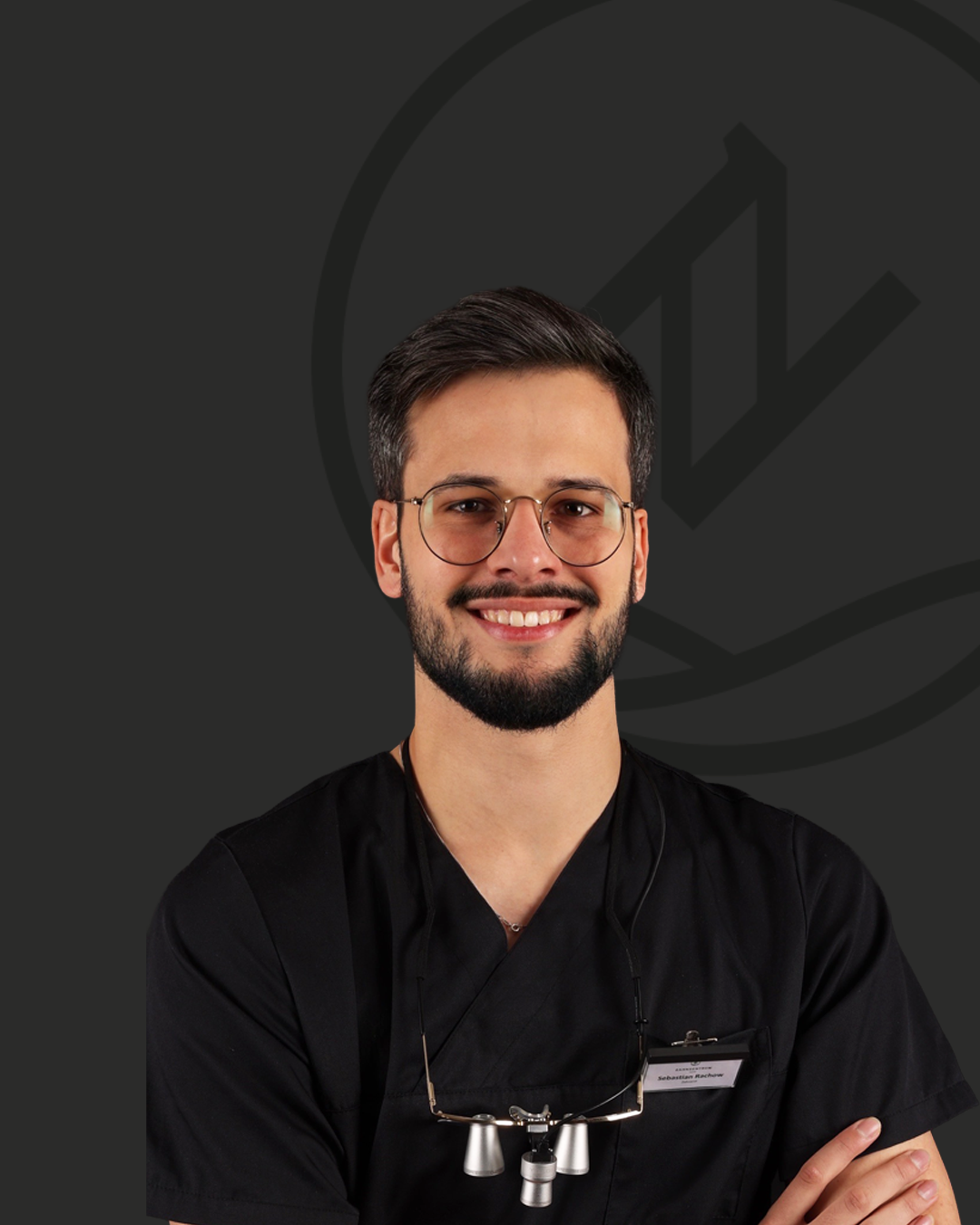 Portraitfoto von Sebastian Rachow, Angestellter Zahnarzt, Tätigkeitsschwerpunkt Ästhetik und Spezialist für vollkeramische Rekonstruktionen, Kiefergelenksvermessung CMD im Zahnzentrum Nord Emden