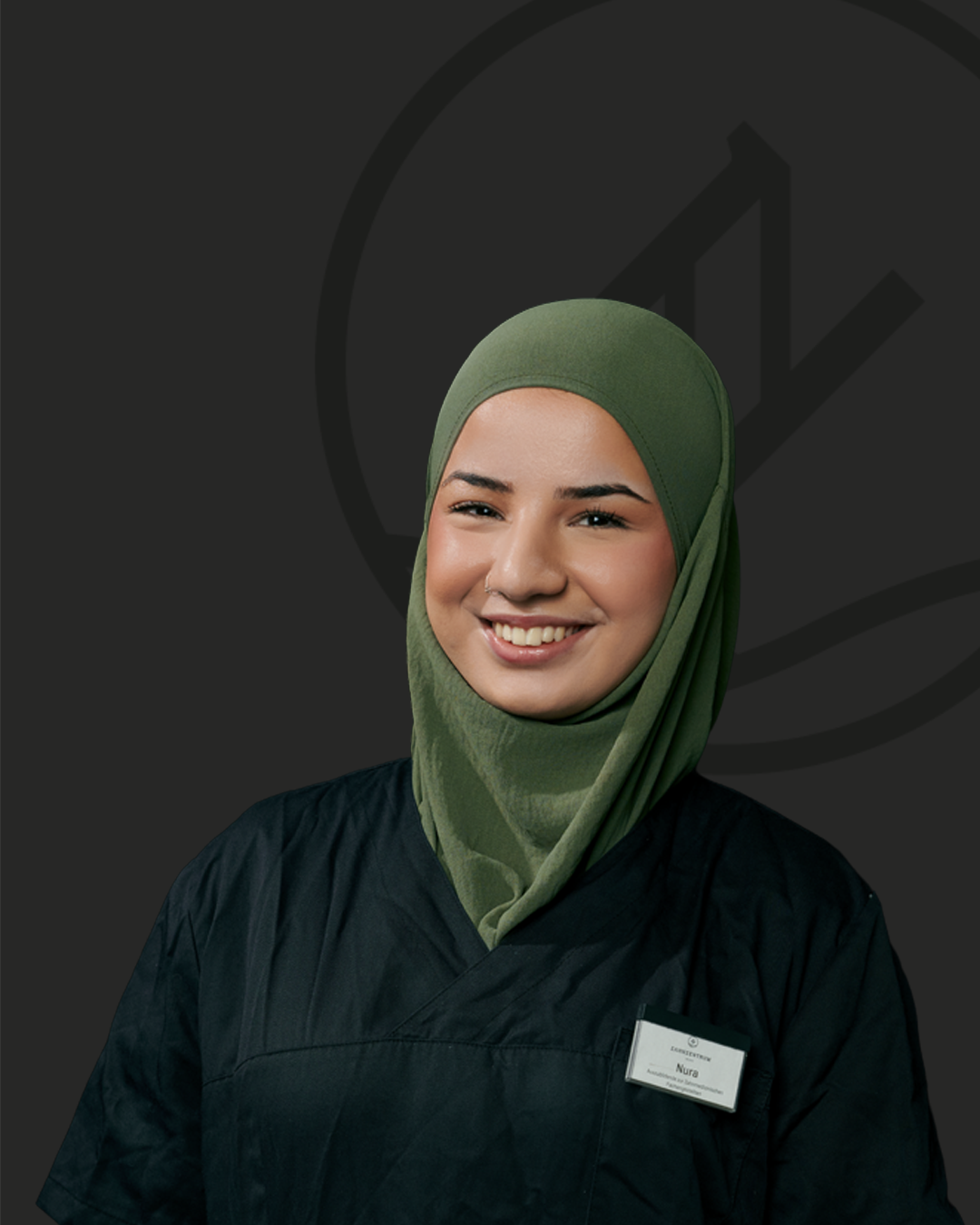 Portraitfoto von Nura Demir, Auszubildende zur Zahnmedizinischen Fachangestellten im Zahnzentrum Nord Emden