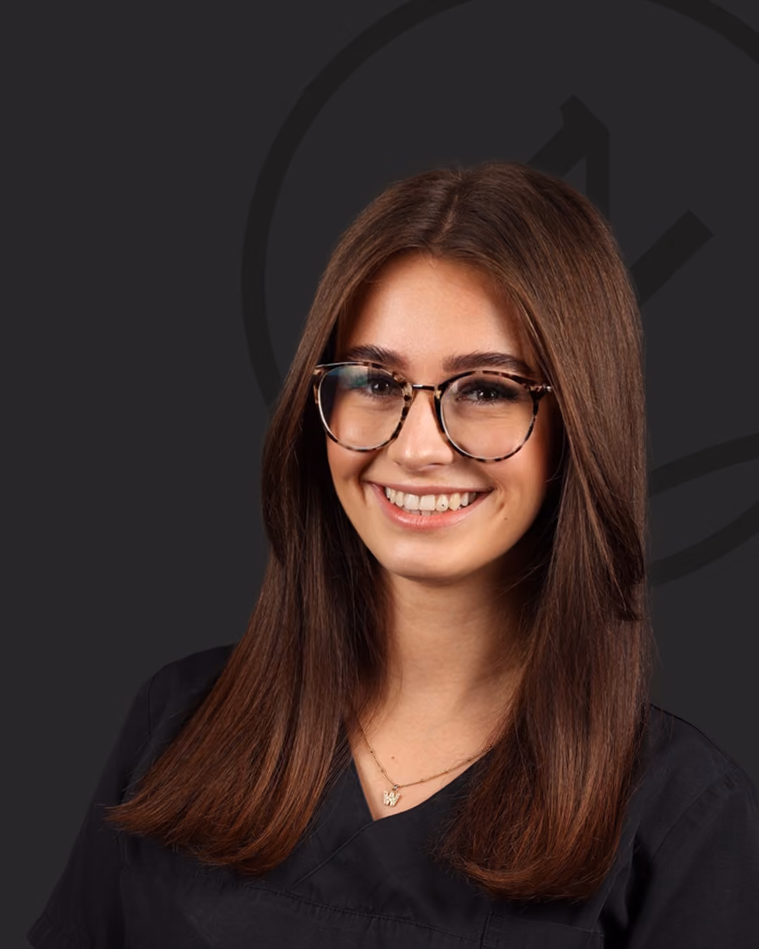 Portraitfoto von Amira-Sophie Kramer, Zahnmedizinische Fachangestellte im Zahnzentrum Nord Emden