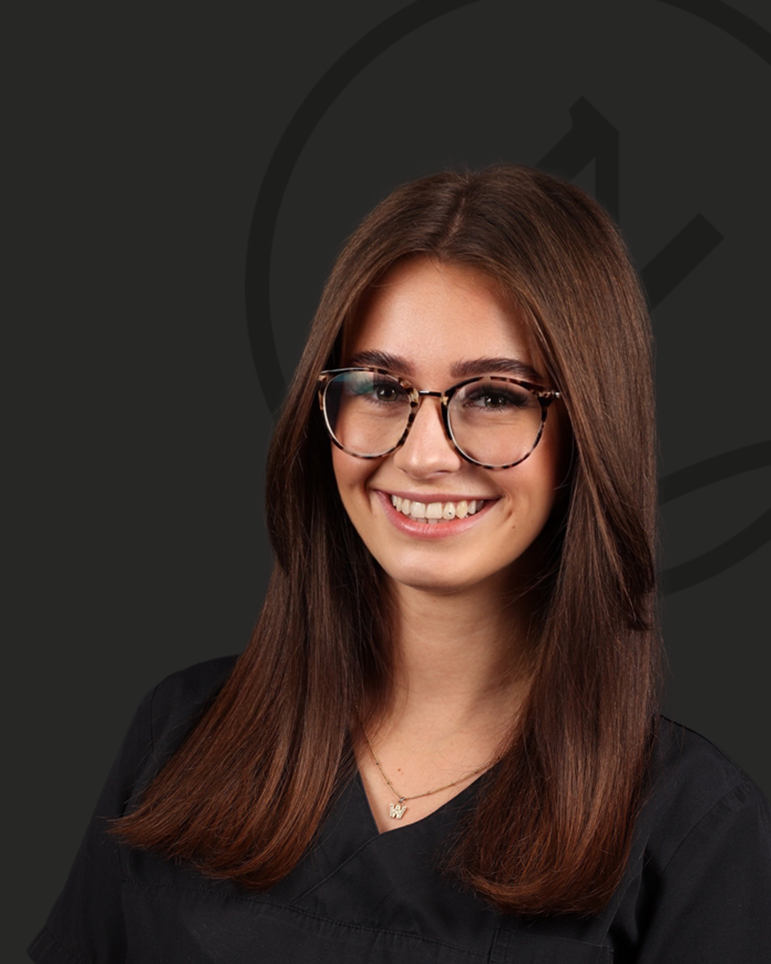 Portraitfoto von Amira-Sophie Kramer, Zahnmedizinische Fachangestellte im Zahnzentrum Nord Emden