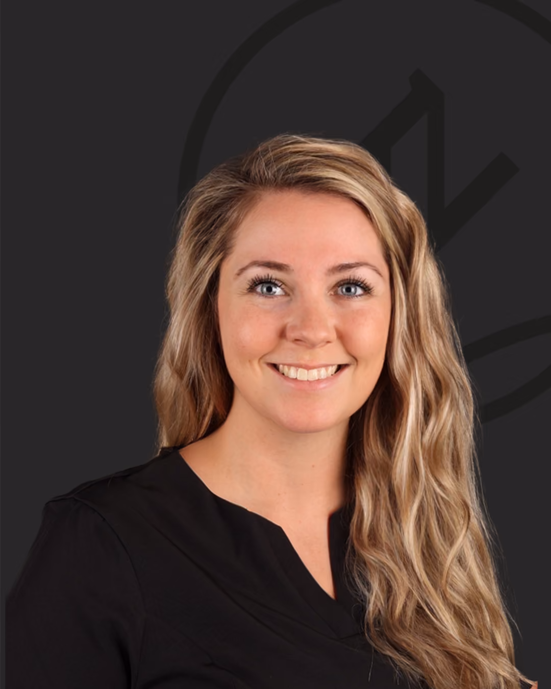 Portraitfoto von Sarah Weinert, Zahnmedizinische Fachangestellte, Managerin der Behandlungsassistenz, Teamleitung im Zahnzentrum Nord Emden