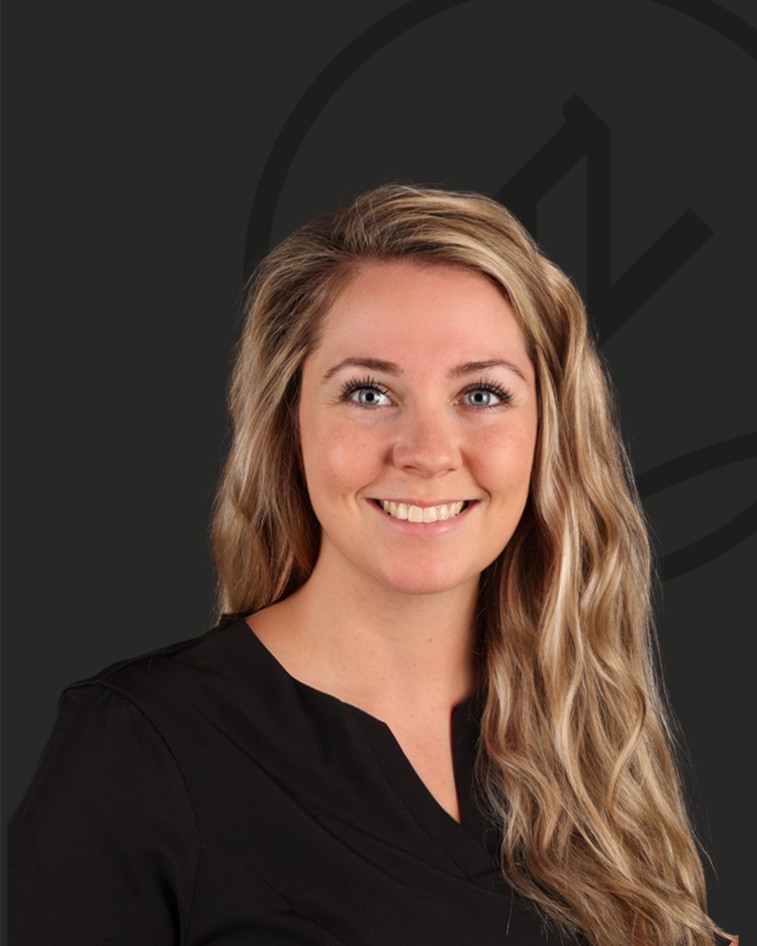 Portraitfoto von Sarah Weinert, Zahnmedizinische Fachangestellte, Managerin der Behandlungsassistenz, Teamleitung im Zahnzentrum Nord Emden