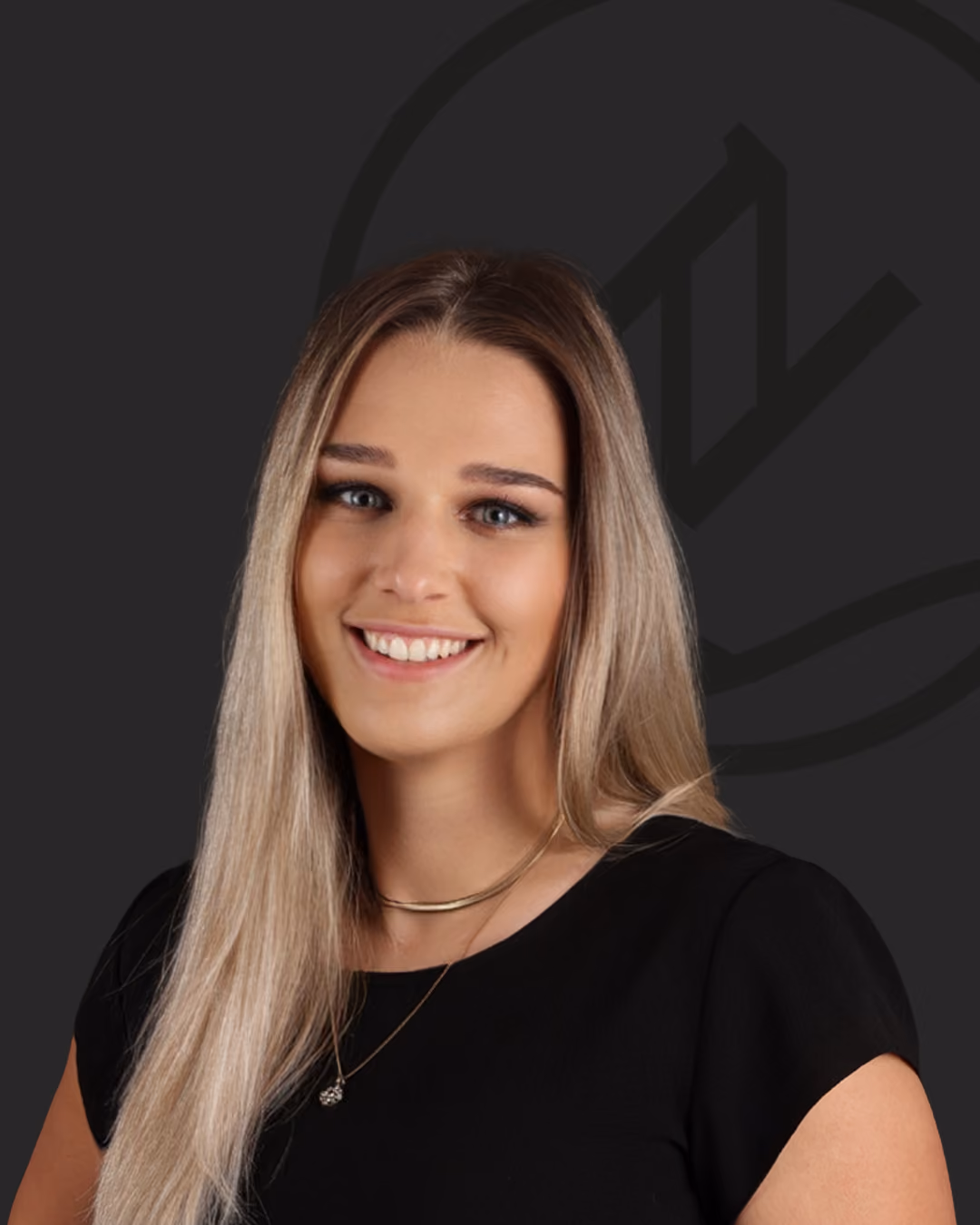 Portraitfoto von Melanie Schönemann, Koordinatorin Chirurgie und Implantatplanung im Zahnzentrum Nord Emden