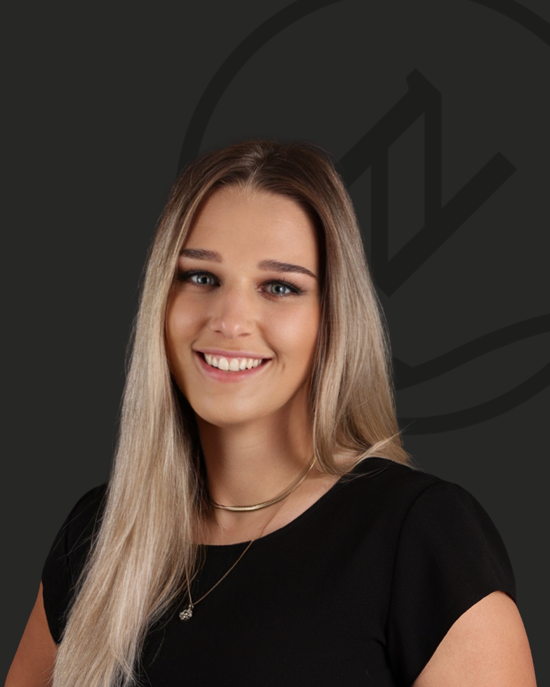 Portraitfoto von Melanie Schönemann, Koordinatorin Chirurgie und Implantatplanung im Zahnzentrum Nord Emden