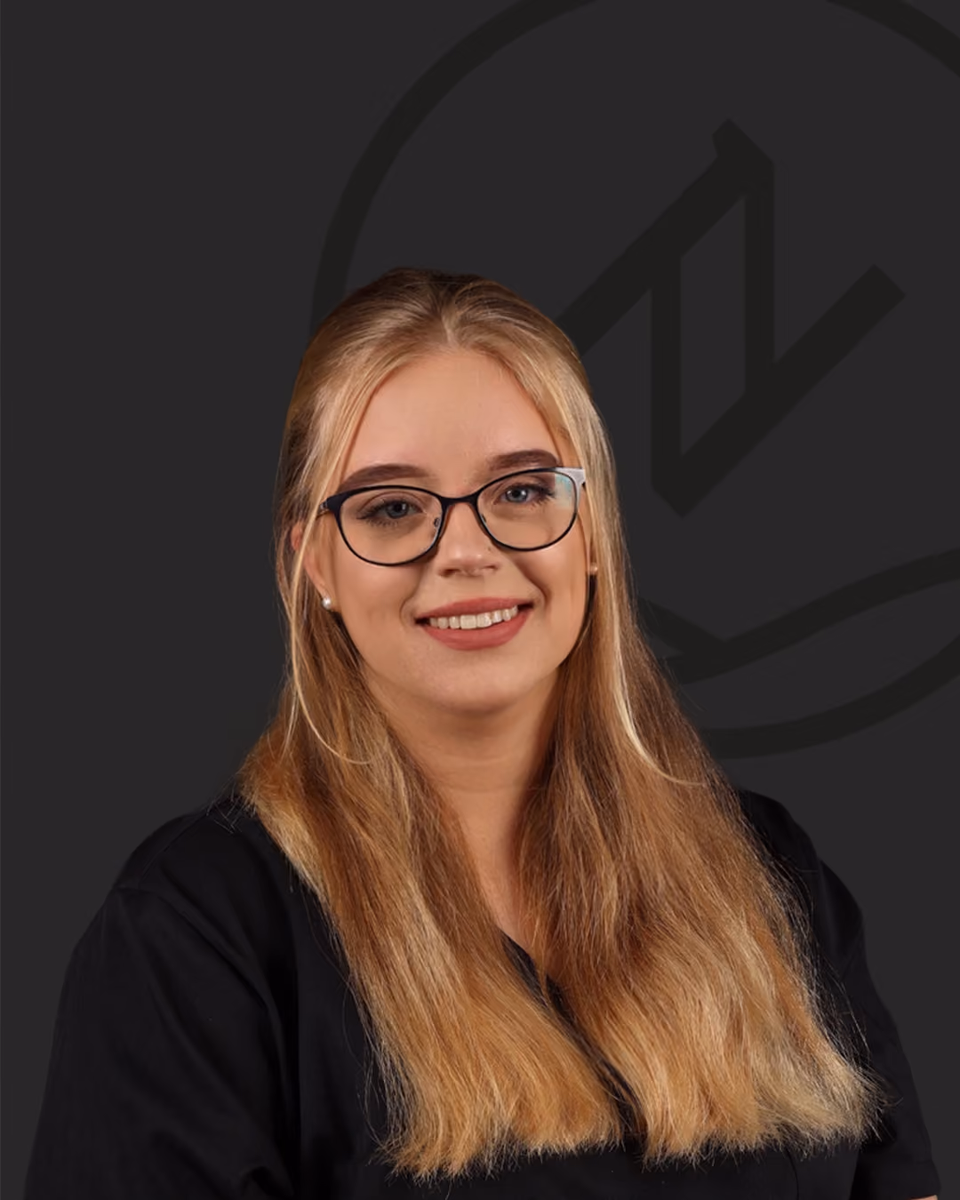Portraitfoto von Marina Büttner, Auszubildende zur Zahnmedizinischen Fachangestellten im Zahnzentrum Nord Emden