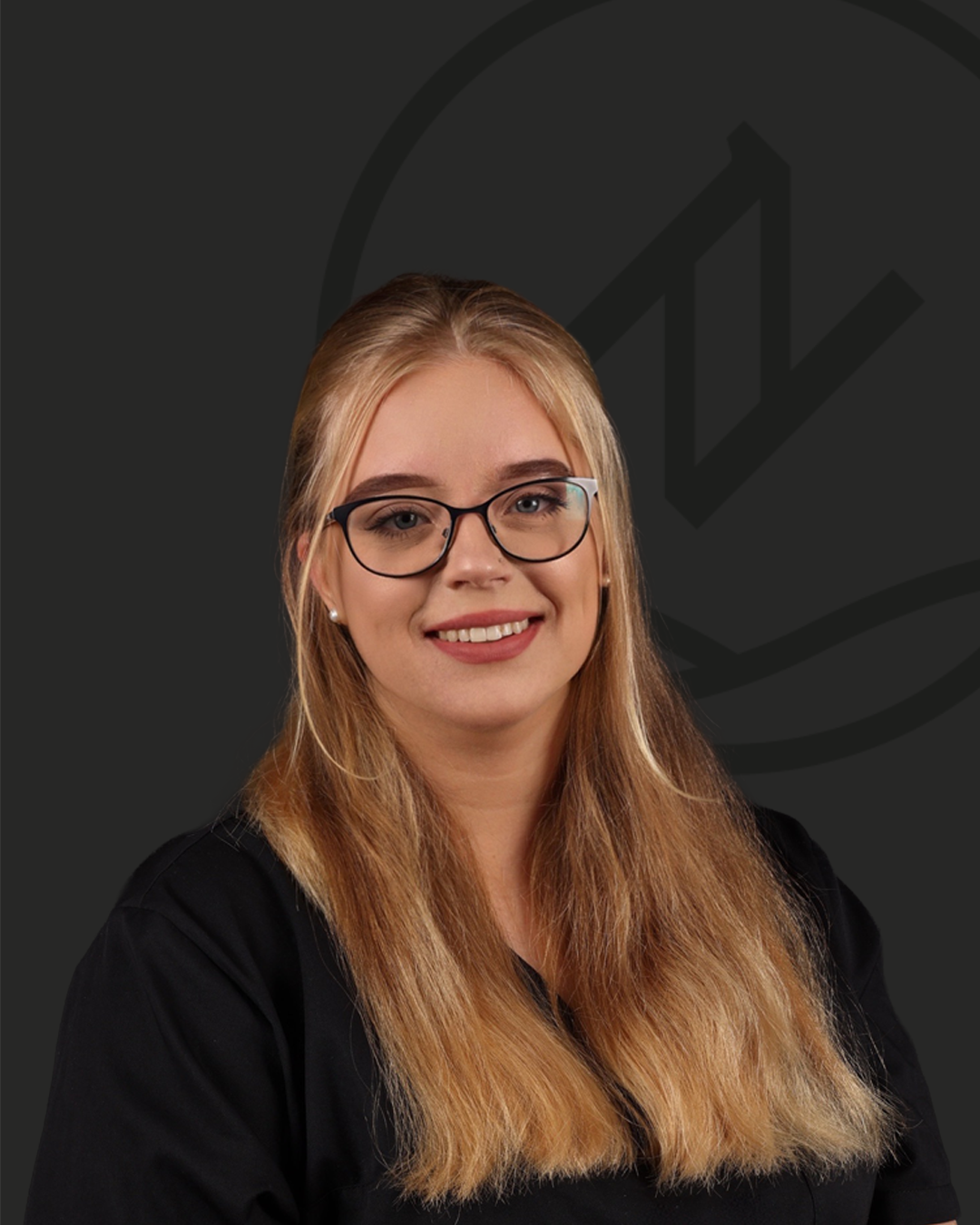 Portraitfoto von Marina Büttner, Auszubildende zur Zahnmedizinischen Fachangestellten im Zahnzentrum Nord Emden