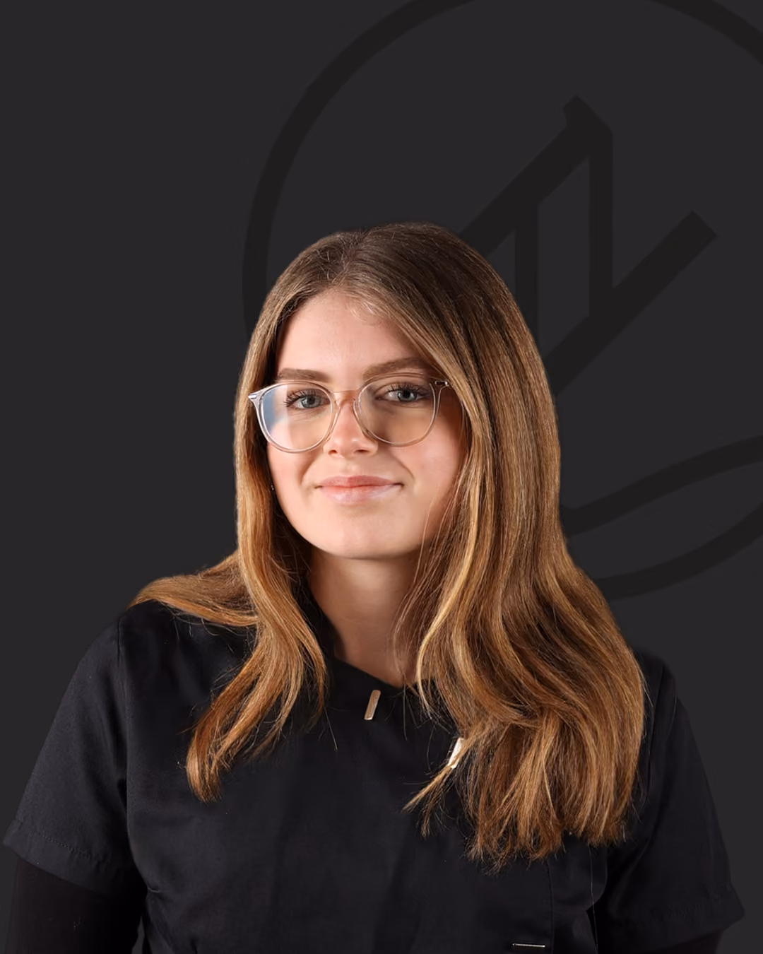 Portraitfoto von Neele Willms, Auszubildende zur Zahntechnikerin im Zahnzentrum Nord Emden