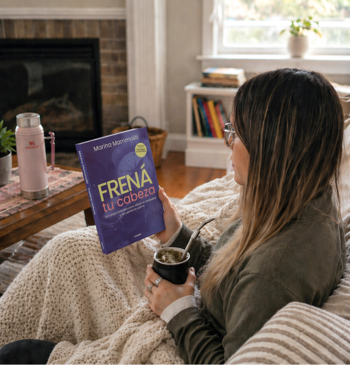Marina con el libro