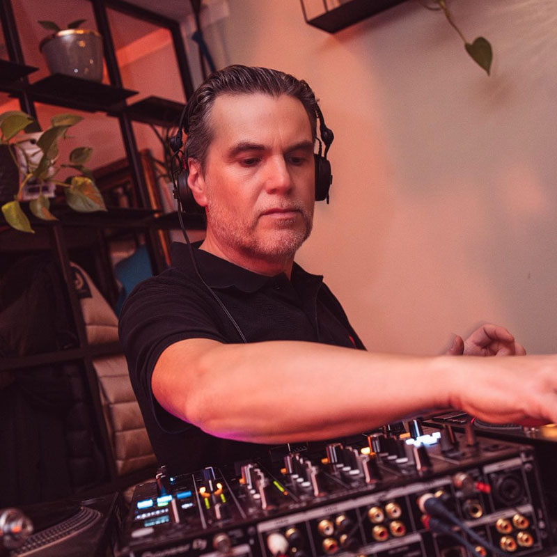 DJ: Dee Needle