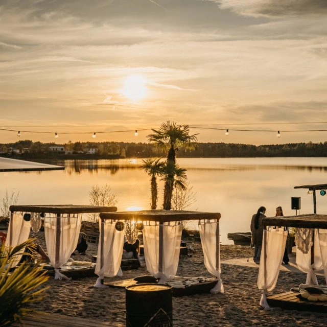 Murano Beachcliub bei Sonnenuntergang mit Sunbeds
