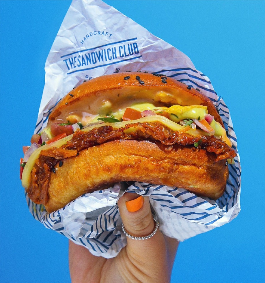 Fotografía de un sandwich de mechada