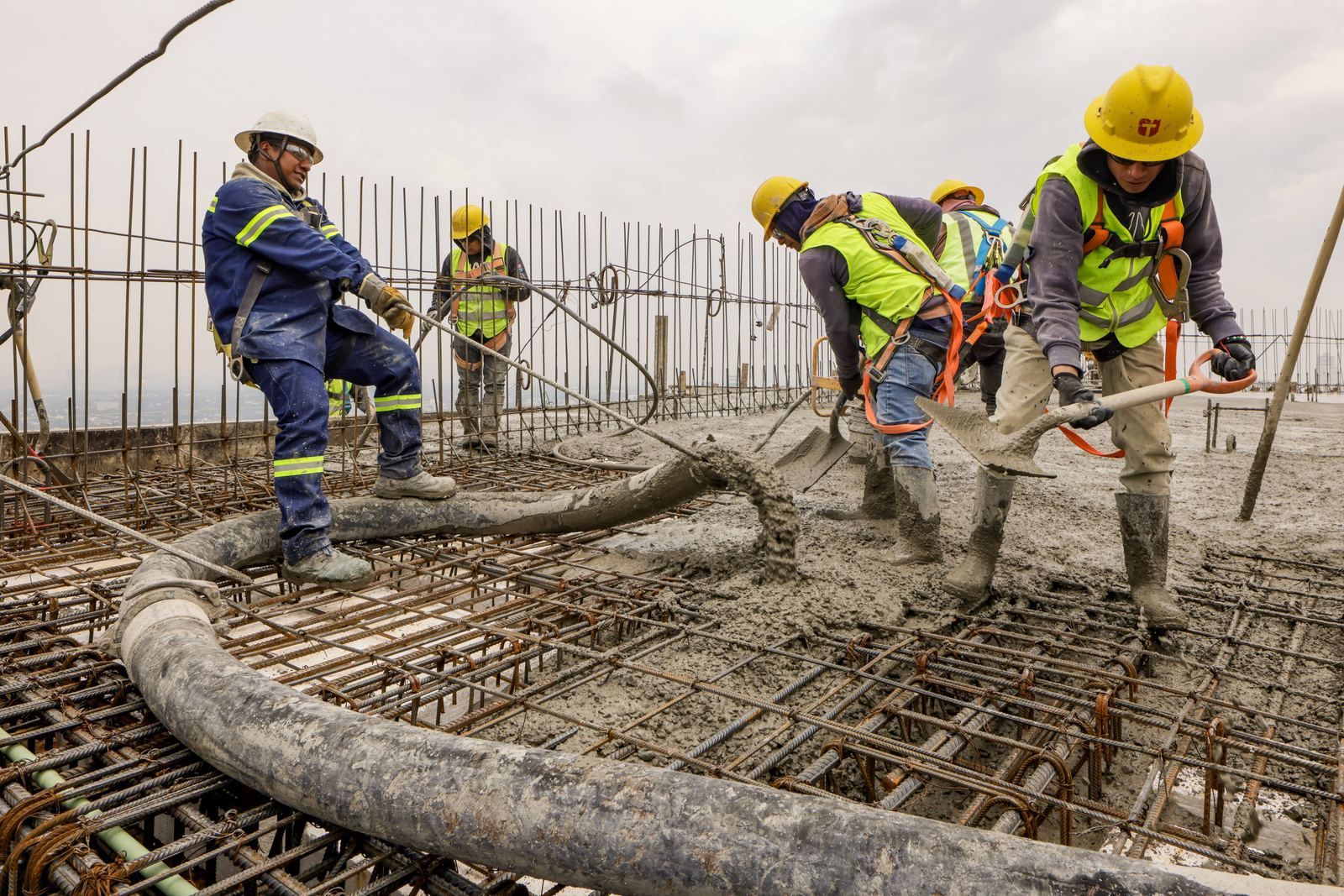 Cuadrilla de Tollan durante un colado