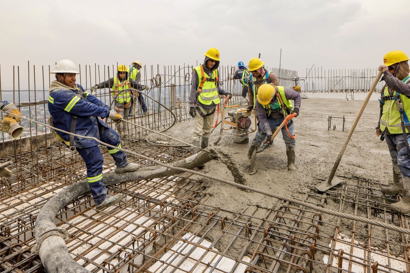Cuadrilla de Tollan colando la última losa de Residencial Cascadas