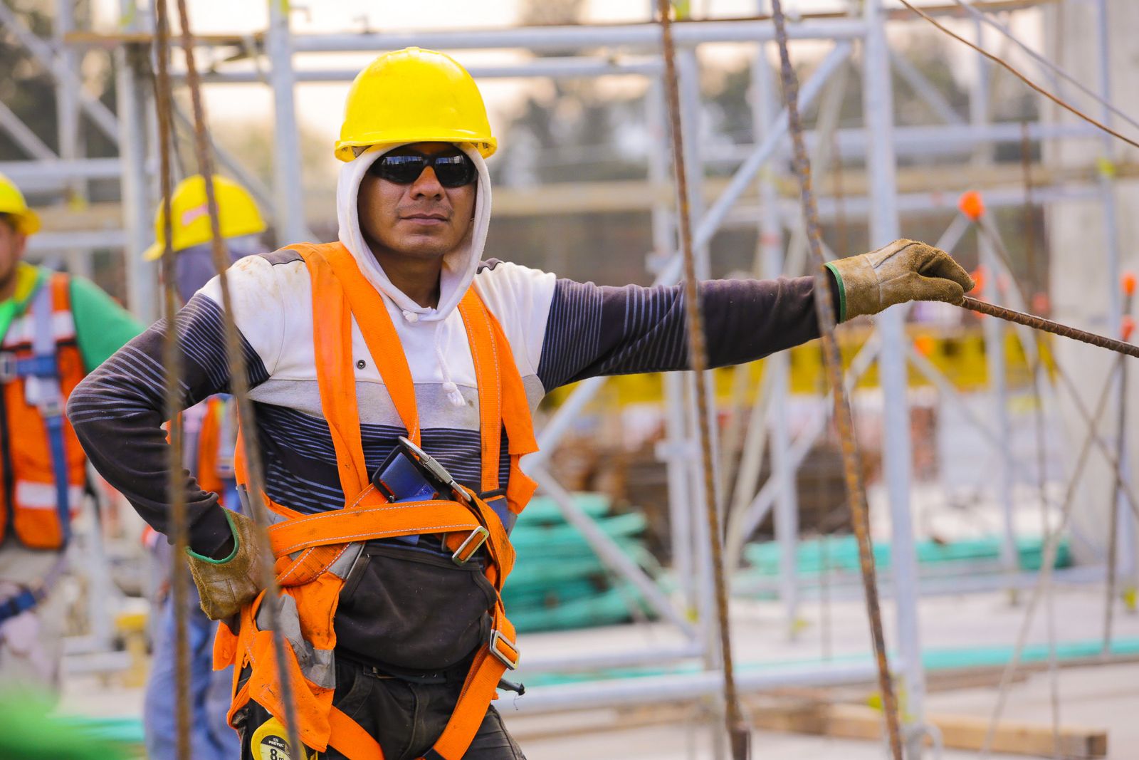 Colaborador de Tollan con arnés y equipo de protección