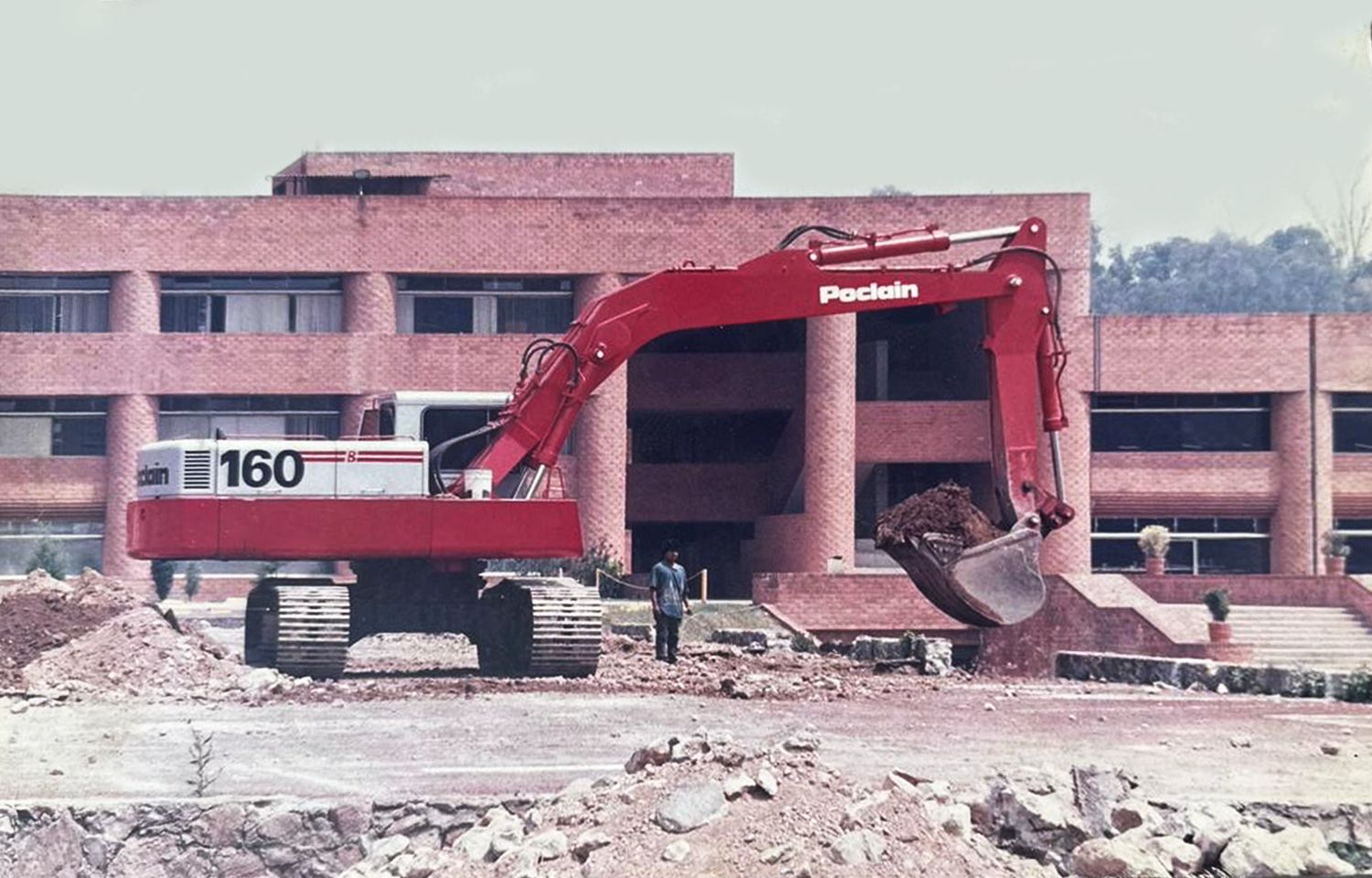 Excavadora en una de las primeras obras de Tollan