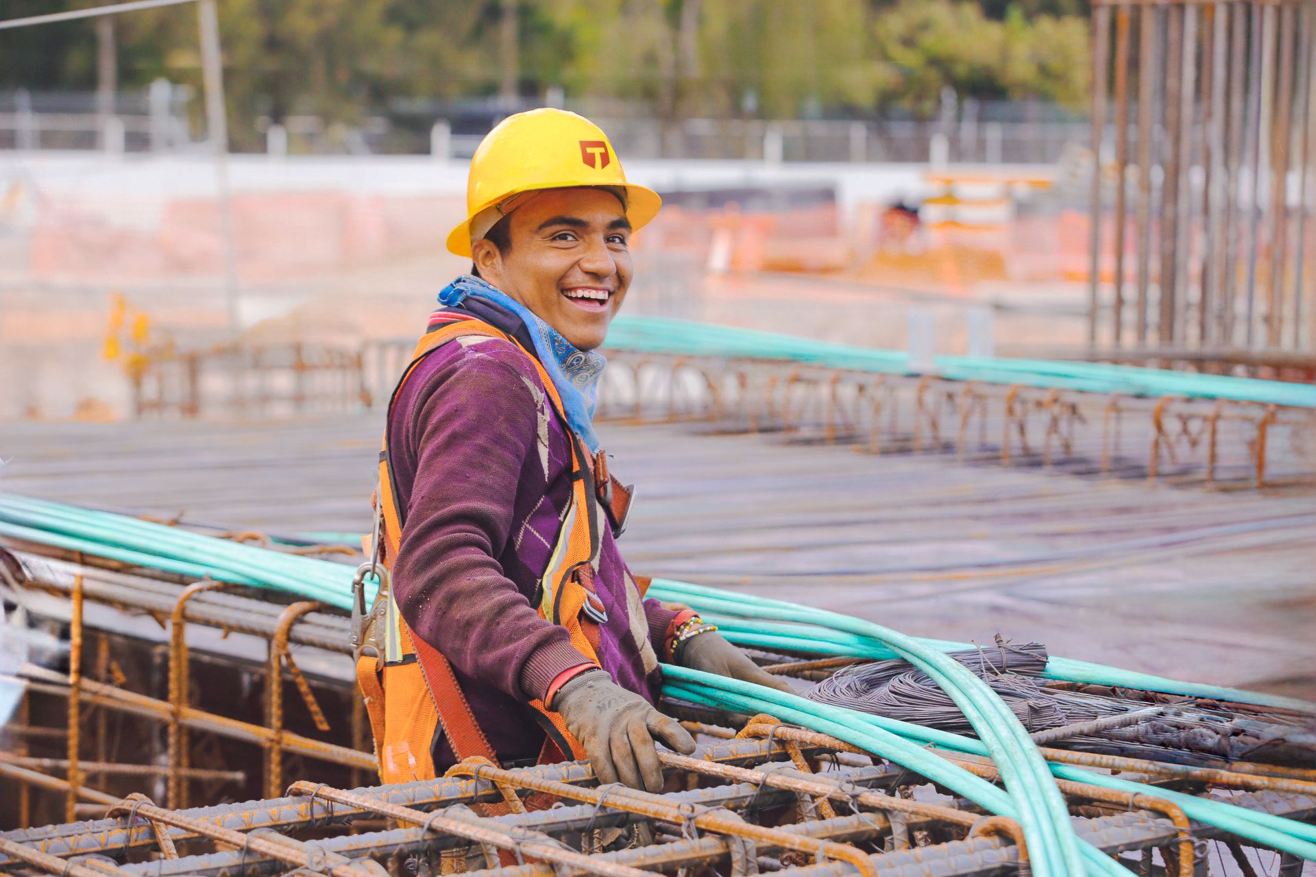 Colaborador de Tollan sonriendo mientras trabaja en el armado