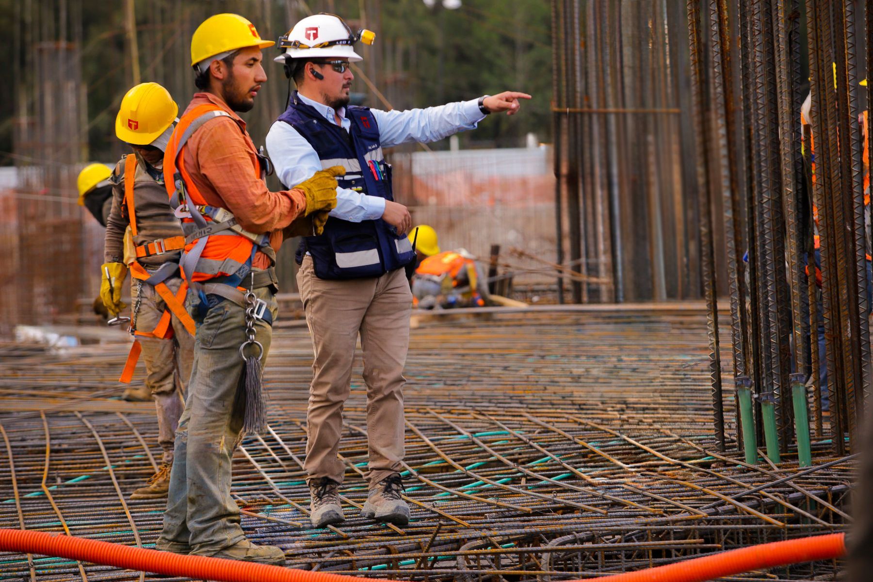 Supervisores de Tollan revisando el armado en obra