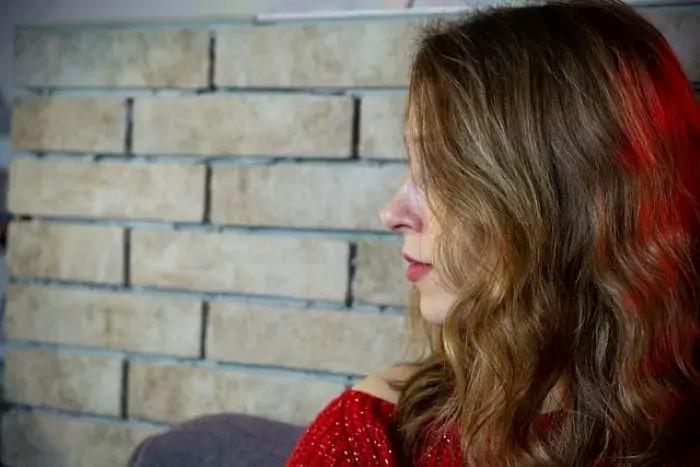 Mujer con la boca abiertaDescripción generada automáticamente con confianza media