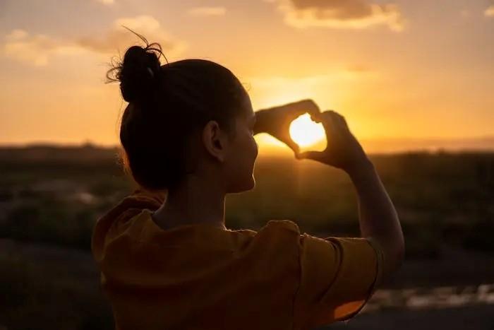 Una persona con el sol de fondoDescripción generada automáticamente con confianza media