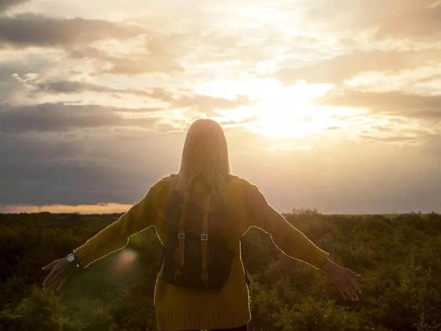 El desapego nos permite abrirnos a nuevas oportunidades y experiencias.