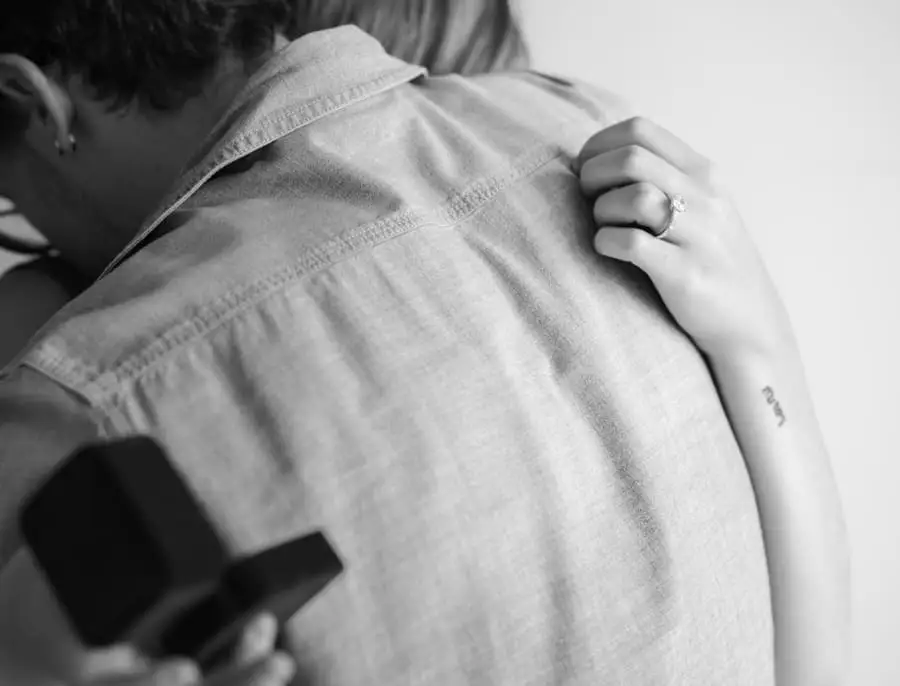 El duelo nos invita a rendir homenaje a quienes hemos perdido, un acto simbólico que permite sanar al aceptar la ausencia y honrar lo vivido.