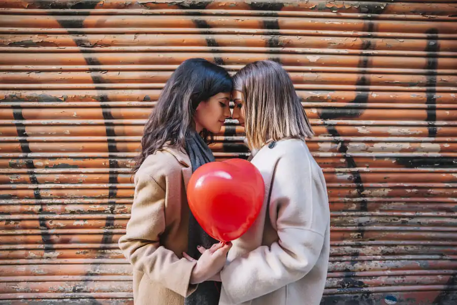 El amor como emoción básica orienta hacia vínculos y actividades que generan bienestar y sentido personal.