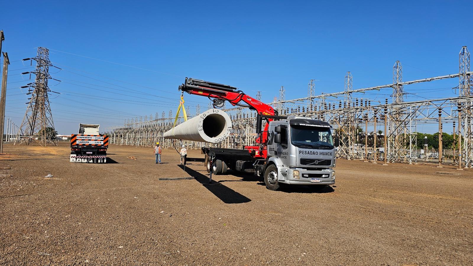Caminhão munck pesadão realizando serviço industrial em campinas