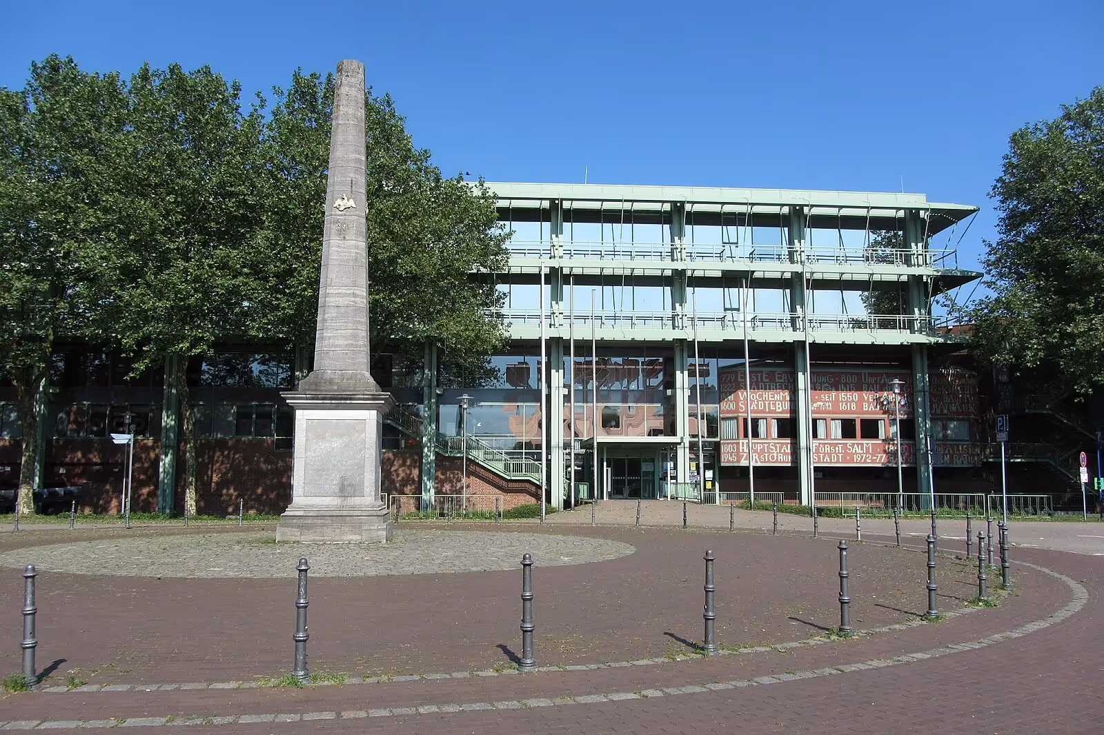 Neues Rathaus Bocholt – Glasfassade mit Obelisk im Vordergrund und großzügigem Vorplatz.
