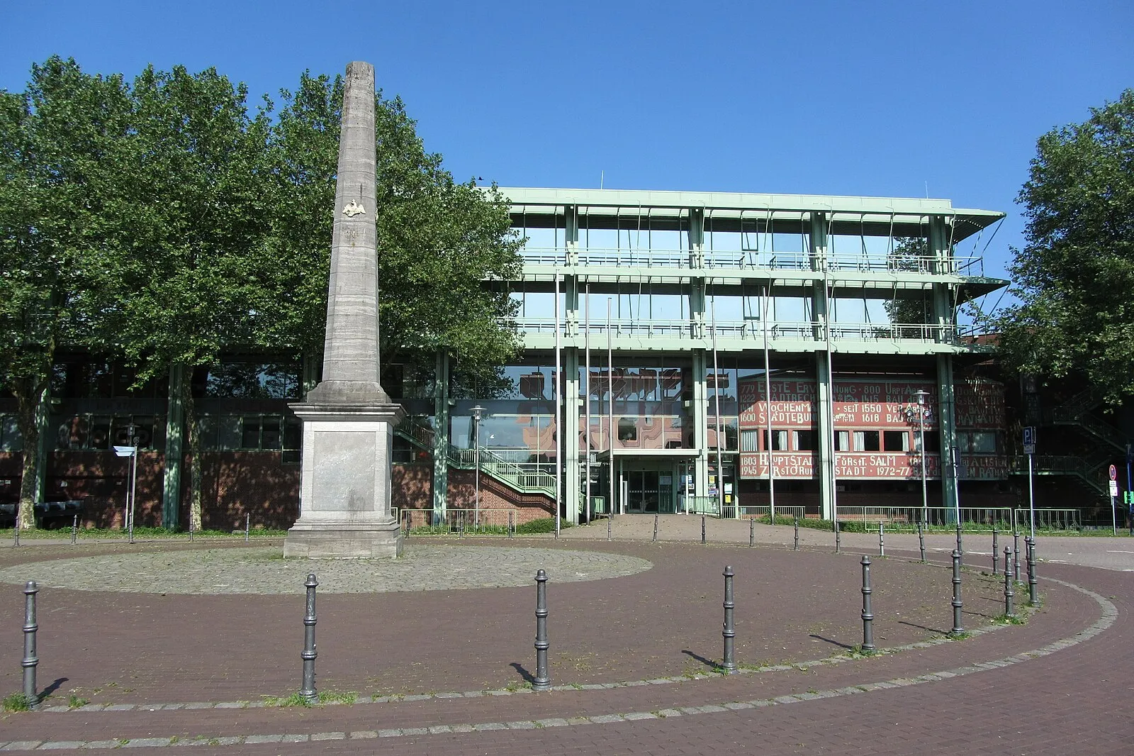 Neues Rathaus Bocholt – Glasfassade mit Obelisk im Vordergrund und großzügigem Vorplatz.