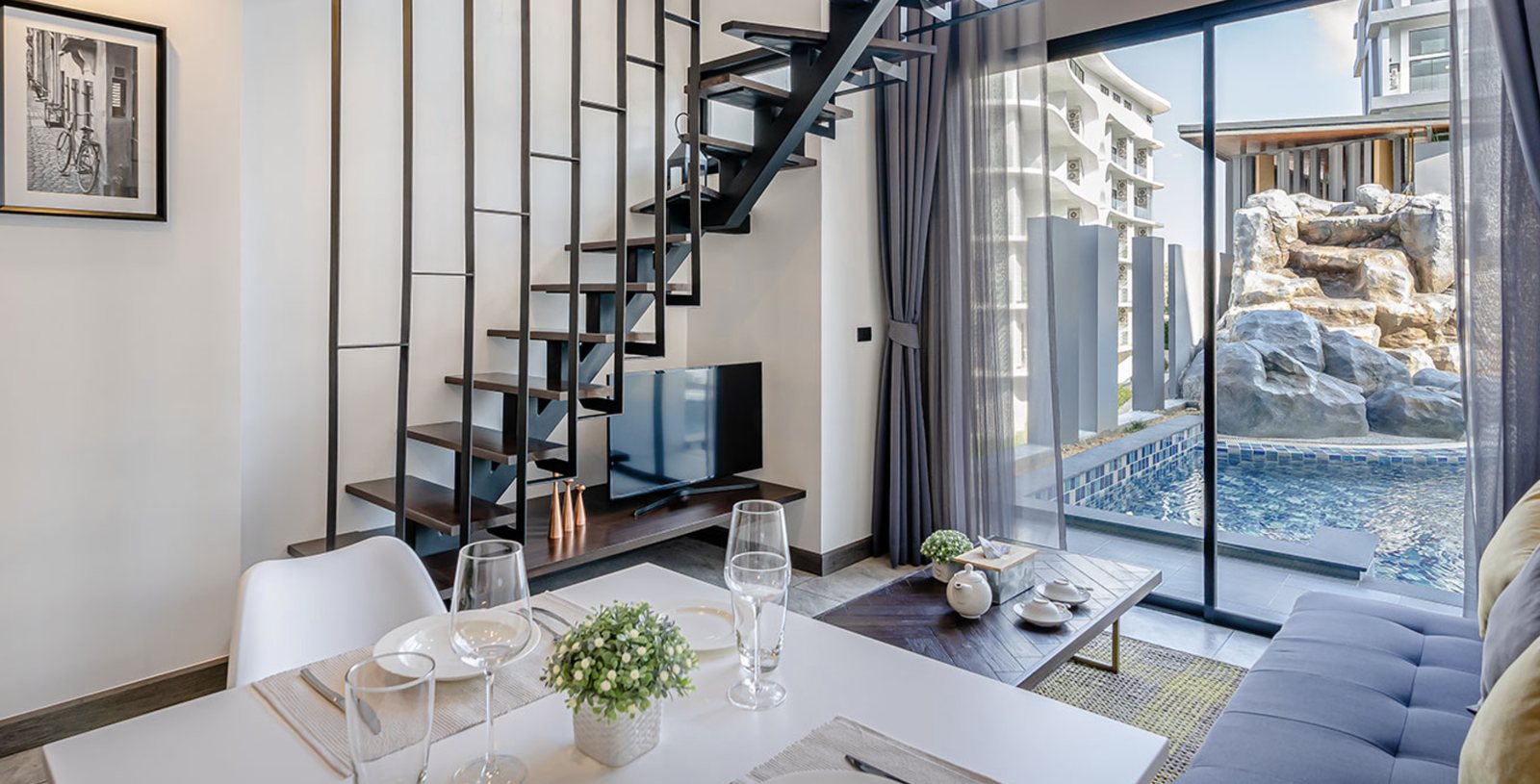 Двухуровневый лофт Utopia Loft с лестницей и видом на бассейн