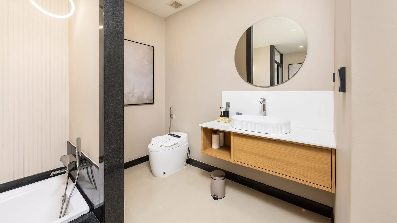 Villa Hinako, Най Харн — ванная комната с ванной и подвесной тумбой