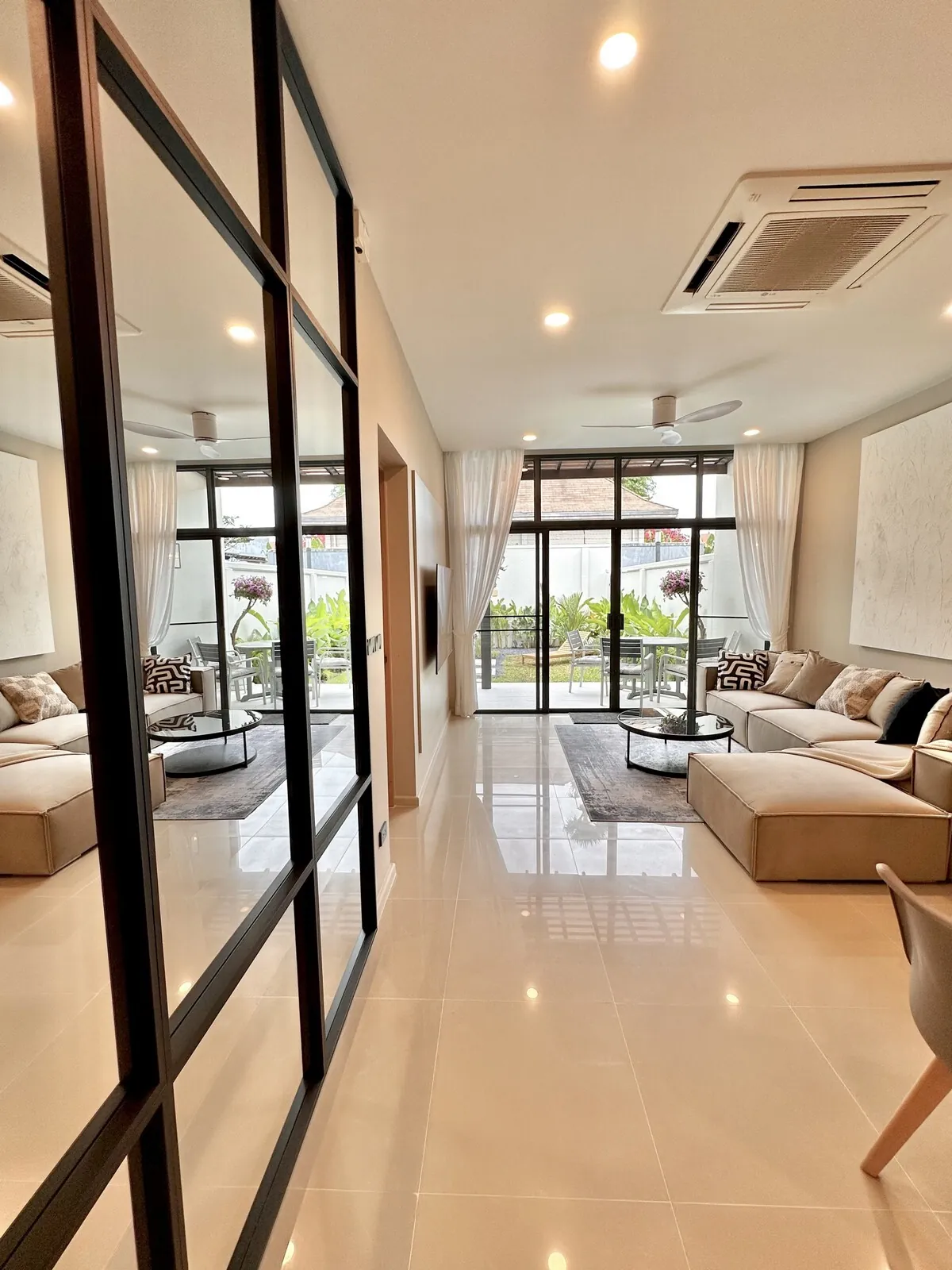 Villa Hinako, Най Харн — холл со стеклянными дверями и вид на гостиную