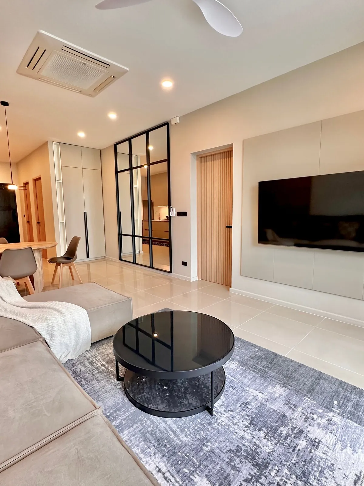 Villa Hinako, Най Харн — гостиная с телевизором и потолочным вентилятором
