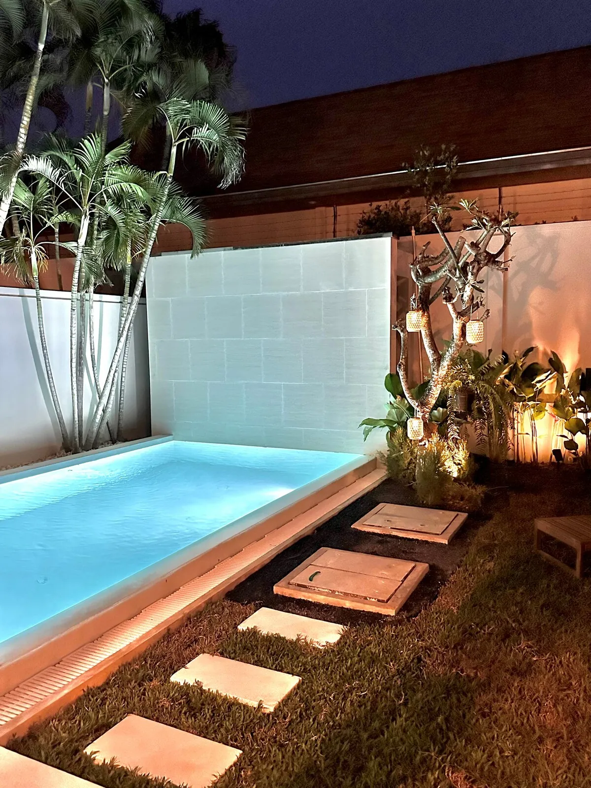 Villa Hinako, Най Харн — частный бассейн с подсветкой вечером
