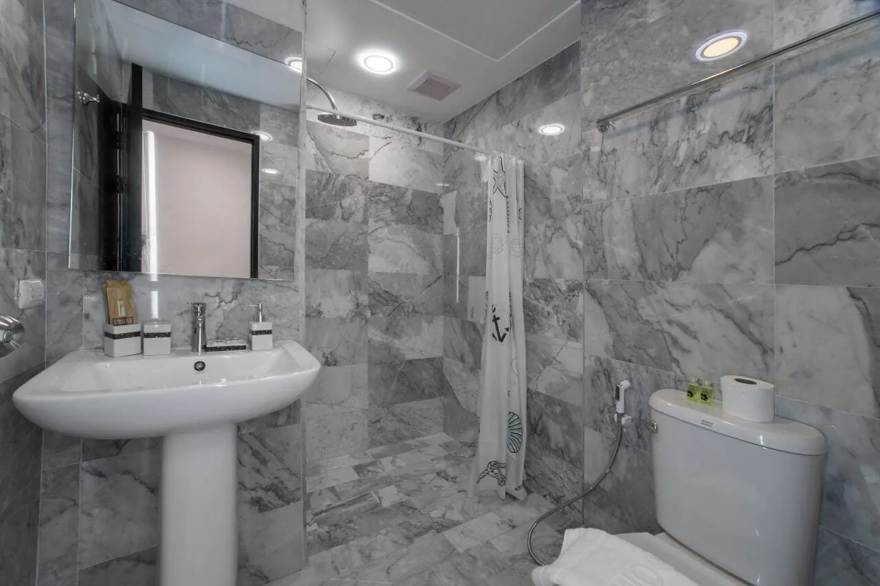 Апартаменты 1 спальня 38 м², NBC Nai Harn — ванная комната с душем и туалетом