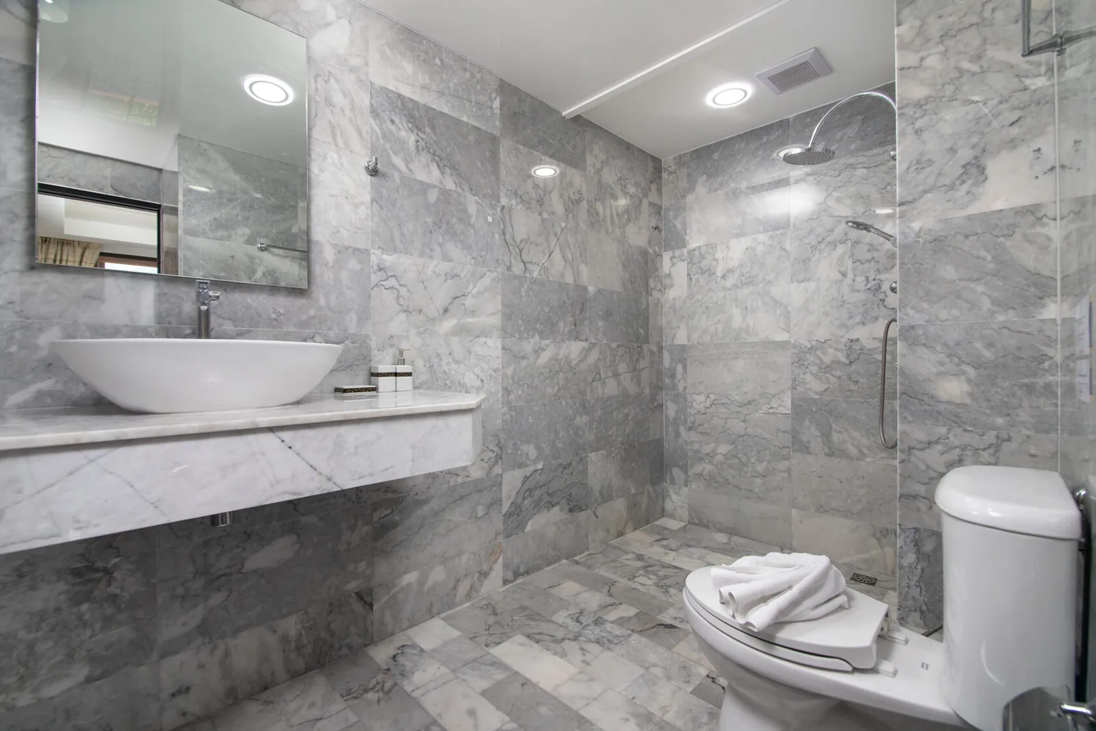 Апартаменты 2 спальни 70 м², NBC Nai Harn — ванная комната с душем и раковиной