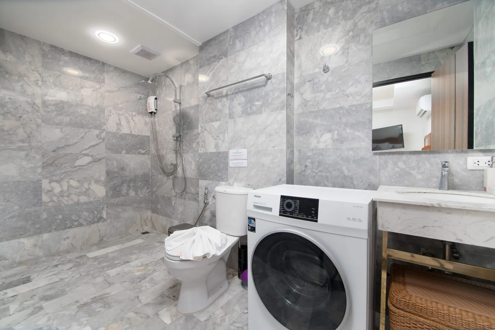 Апартаменты 2 спальни 70 м², NBC Nai Harn — вторая ванная со стиральной машиной