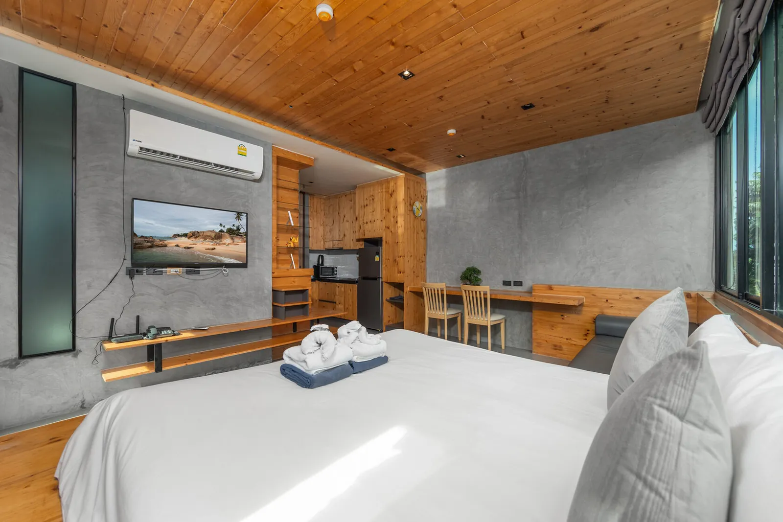 Студия 35 м², Relife Nai Harn — телевизор, кухонная зона и кровать