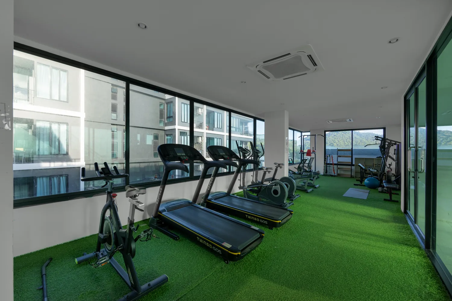Студия 35 м², Relife Nai Harn — тренажёрный зал комплекса