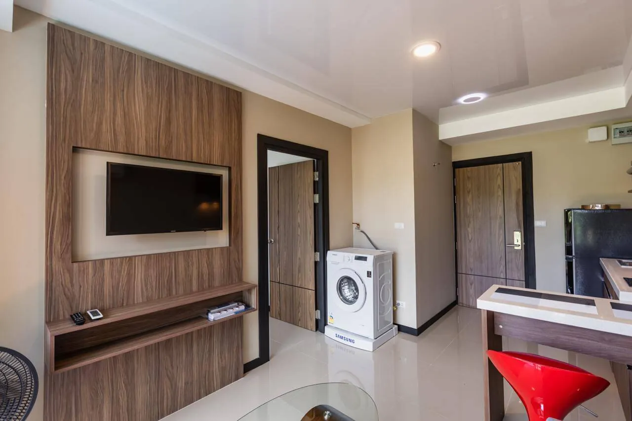Апартаменты 1 спальня 38 м², NBC Nai Harn — ТВ-панель и рабочая зона