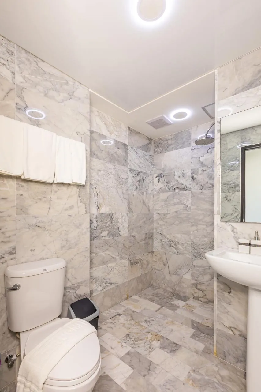 Апартаменты 1 спальня 38 м², NBC Nai Harn — ванная комната в мраморной отделке
