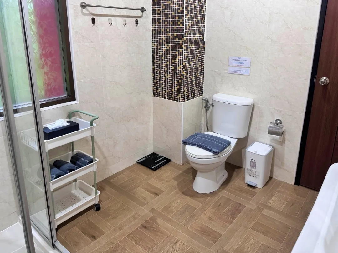 Апартаменты 2 спальни 72 м², NBC Nai Harn — ванная комната с туалетом и полками