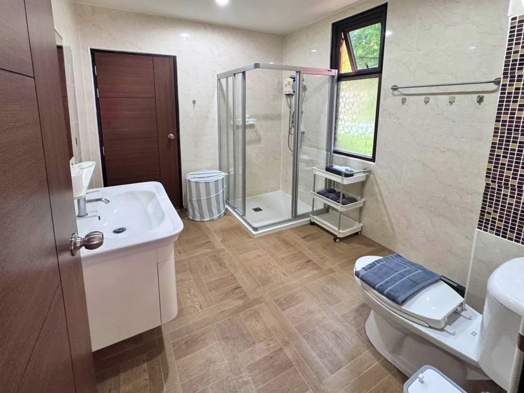 Апартаменты 2 спальни 72 м², NBC Nai Harn — вторая ванная с душевой кабиной