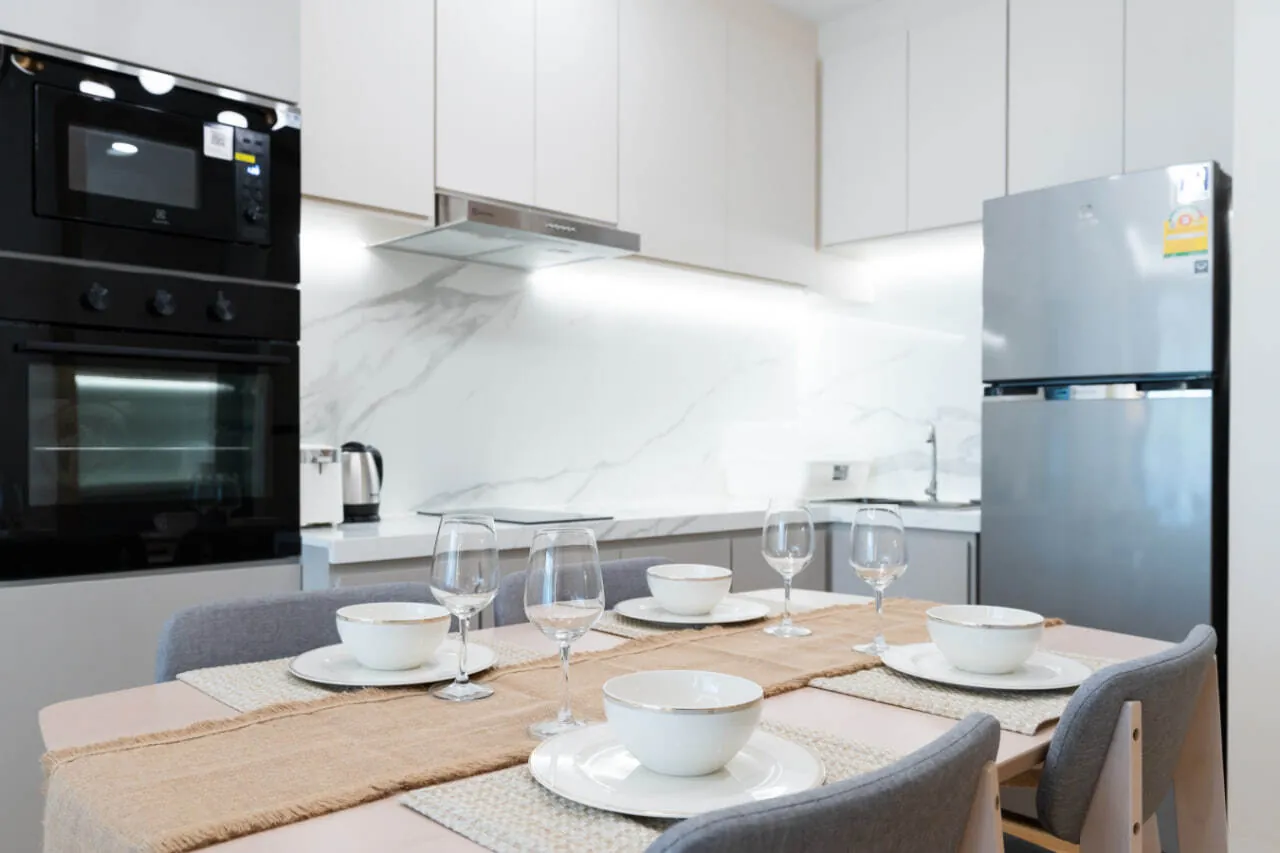 Апартаменты 2 спальни 90 м², ReLife Andaman — кухонная линия с духовым шкафом