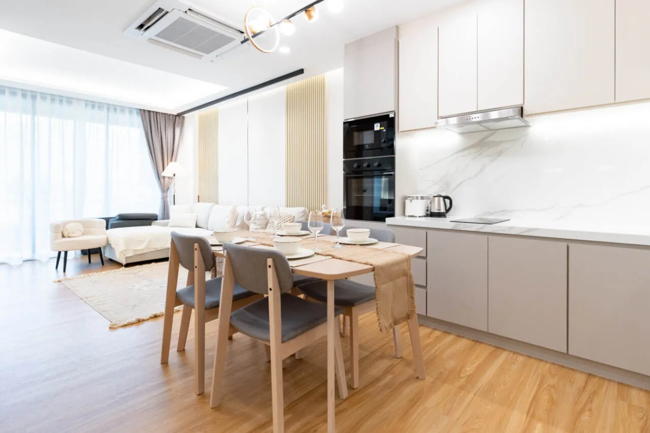 Апартаменты 2 спальни 90 м², ReLife Andaman — обеденный стол и кухня