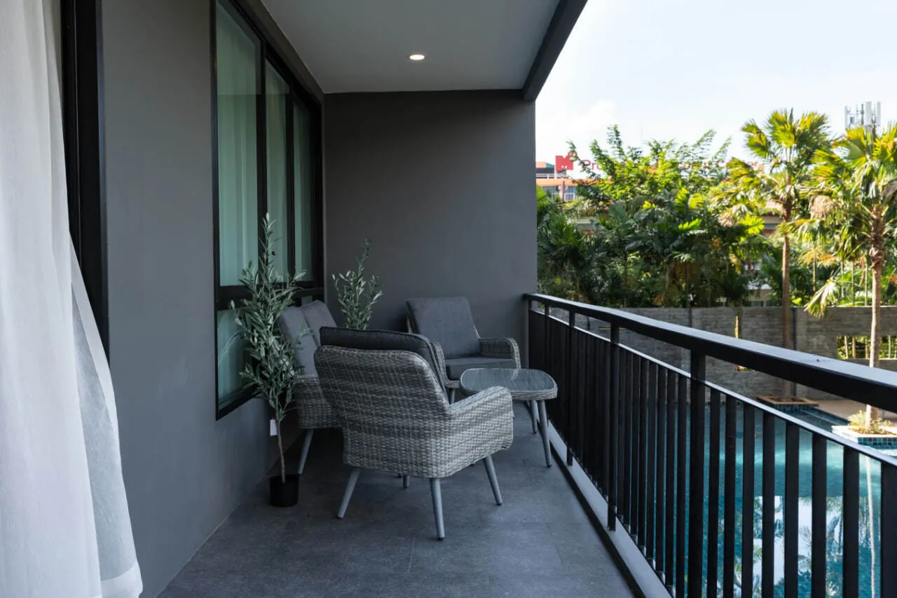 Апартаменты 2 спальни 90 м², ReLife Andaman — балкон с плетёной мебелью