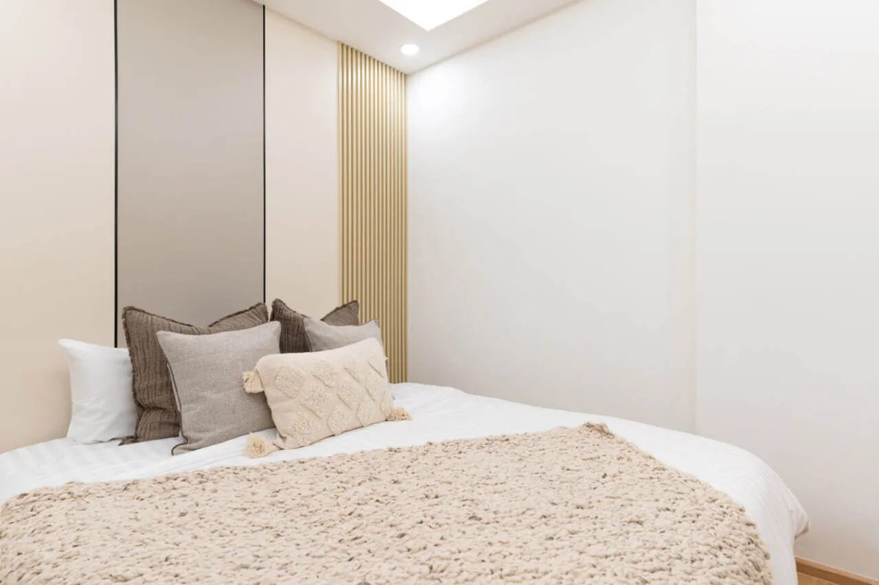Апартаменты 2 спальни 90 м², ReLife Andaman — кровать с декоративным изголовьем