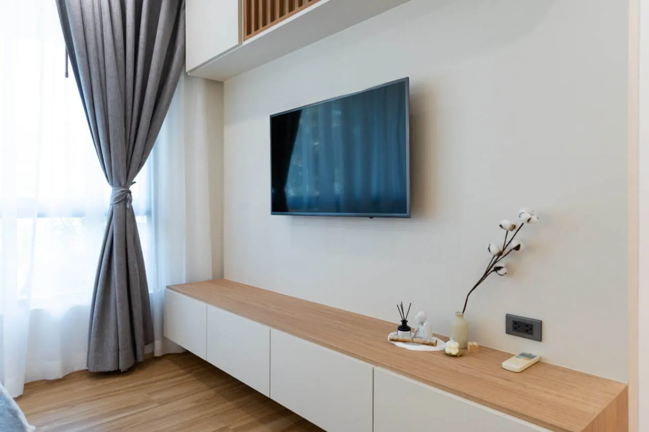 Апартаменты 2 спальни 90 м², ReLife Andaman — телевизор и консоль в спальне