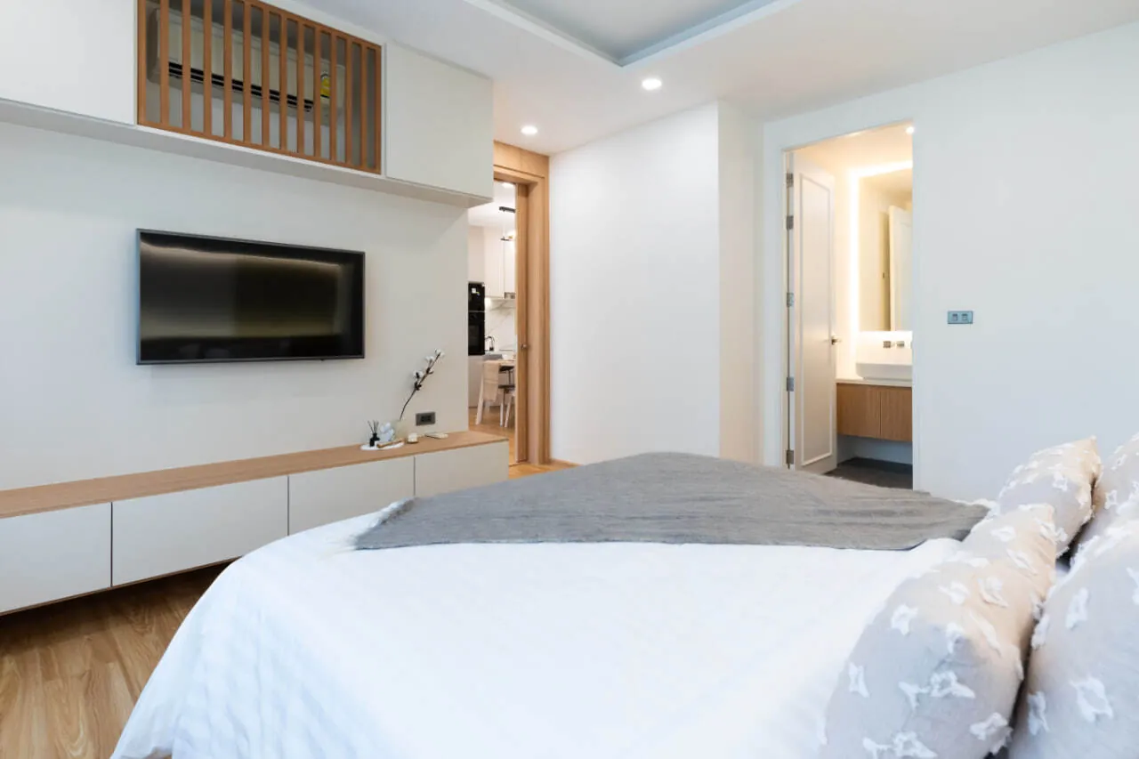 Апартаменты 2 спальни 90 м², ReLife Andaman — спальня и вход в ванную комнату